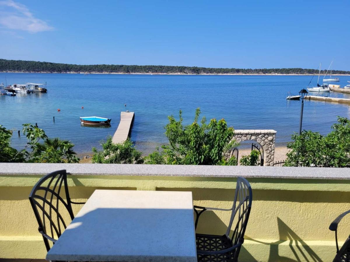 Gelbes Haus, Einzimmerwohnung Am Meer Banjol